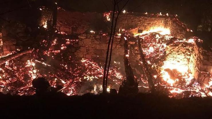 Tek katlı ahşap ev yandı