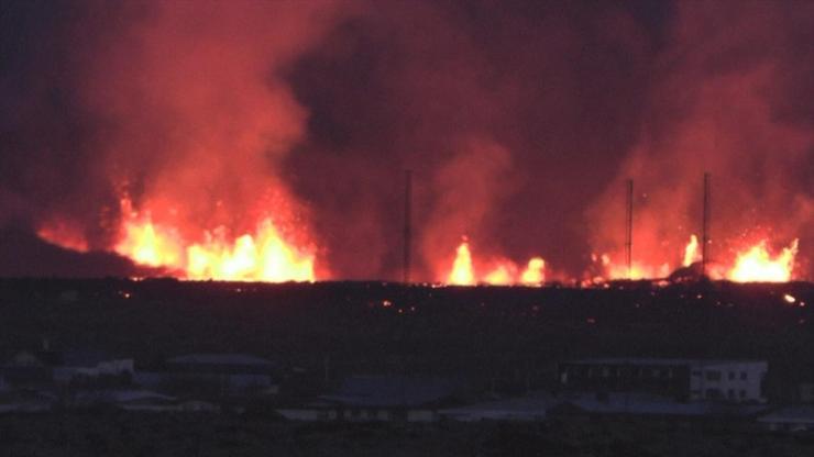 İzlandada dev yanardağ patladı evler kül oldu