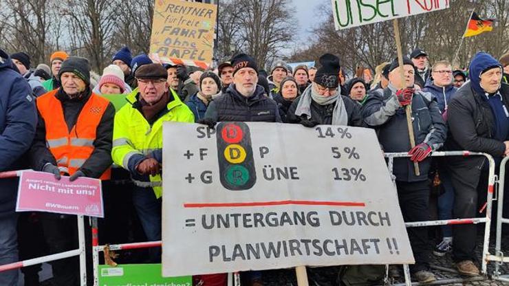Almanya’da çiftçilerden hükümete istifa çağrısı