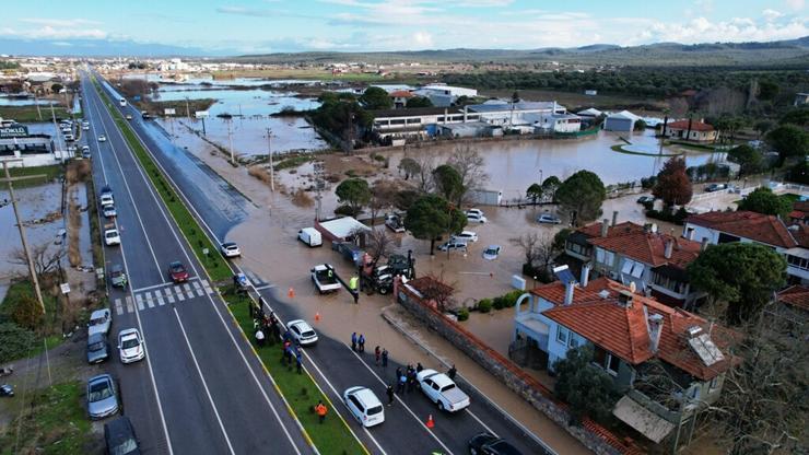 Ayvalık'ta sağanak; dere taştı, ev ve iş yerlerini su bastı