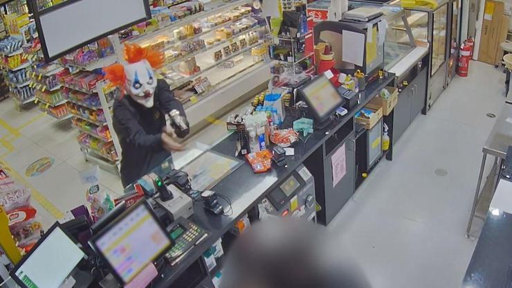 Avustralya’da polis, palyaço maskeli hırsızın peşinde