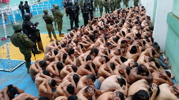Görüntüler çetelere karşı teyakkuza geçen Ekvadordan: Hapishanelere operasyon