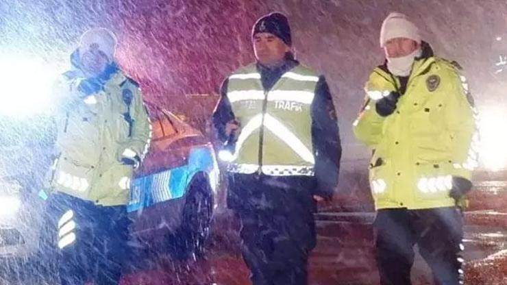 Balkanlardan geldi, İstanbulun kapısına dayandı Lapa lapa kar yağdı