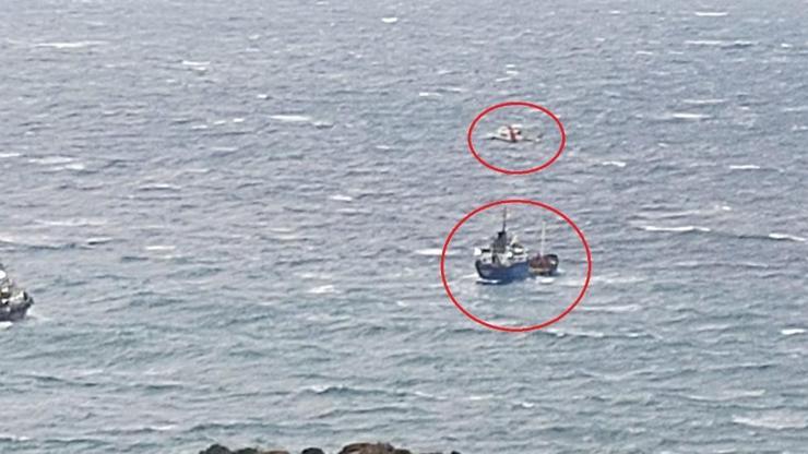 Balıkesir açıklarında sürüklenen geminin mürettebatı helikopterle kurtarıldı
