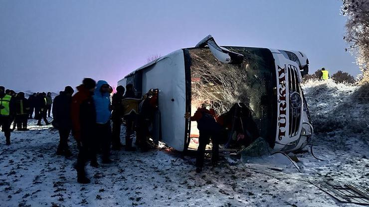 Kastamonuda yolcu otobüsü devrildi: Ölü ve yaralılar var