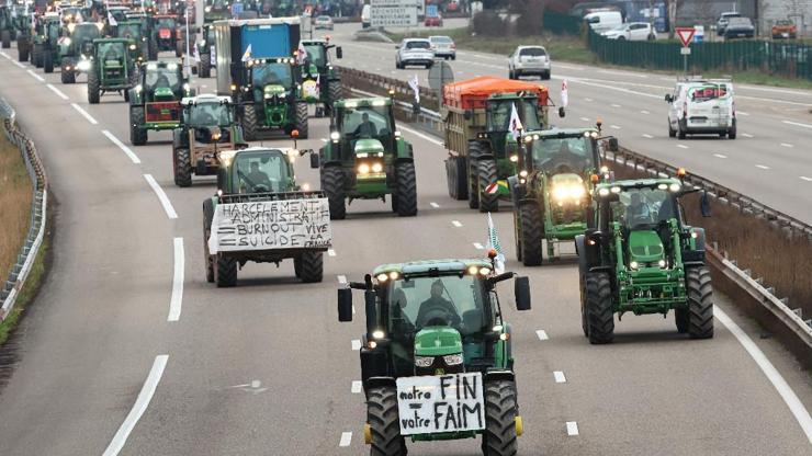 Fransa’da hükümetten Paris’i kuşatan öfkeli çiftçilere yeni vaatler