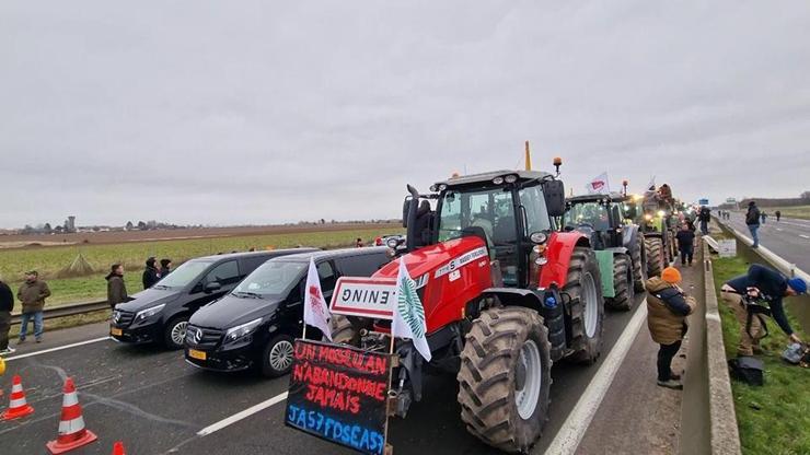 Çiftçiler Parisin kapılarına dayandı Hükümete ters tabelalı eylem