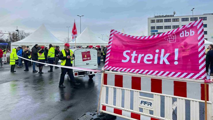 Frankfurt Havalimanı’nda işçiler greve gitti: Yüzlerce uçuş iptal