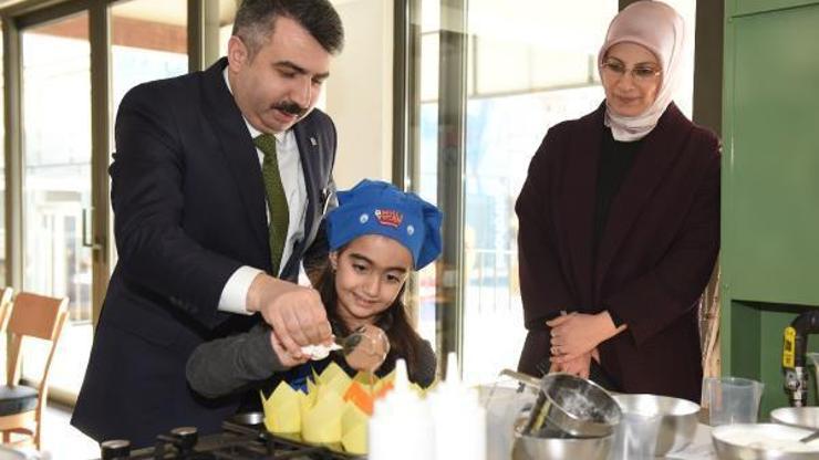 Yıldırım Belediye Başkanı Yılmaz, öğrencilerle birlikte tatlı yaptı Yıldırım Belediye Başkanı Yılmaz, öğrencilerle birlikte tatlı yaptı