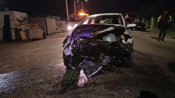 Kocaelide iki otomobil kafa kafaya çarpıştı: 3 yaralı