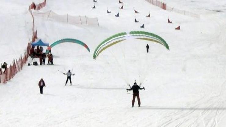 Ergan Dağı zirvesinde paraşütle kayak keyfi
