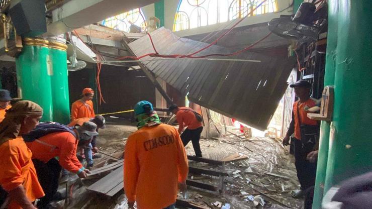 Filipinlerde kilisenin asma katı çöktü: 1 ölü, 50den fazla yaralı