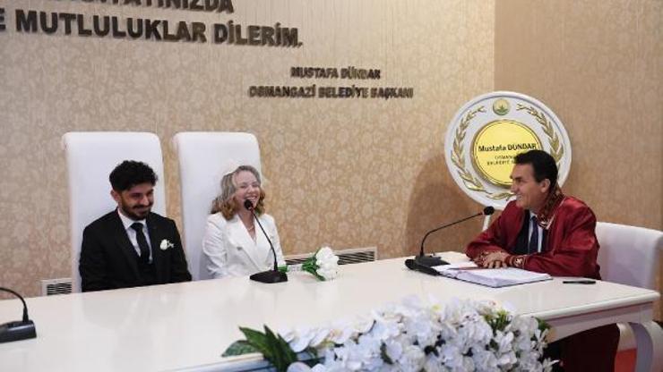 Başkan Dündar, Sevgililer Günü’nde evlenen çiftin nikahını kıydı Başkan Dündar, Sevgililer Günü’nde evlenen çiftin nikahını kıydı