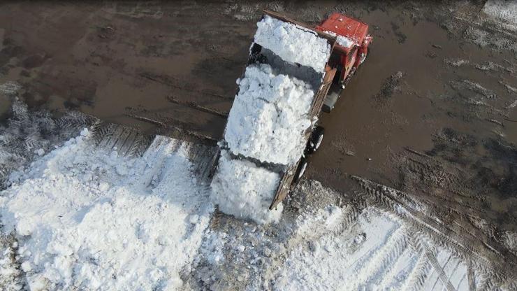 55 yıllık kar rekorunu kırdı: Kamyonlarla şehir dışına taşınıyor