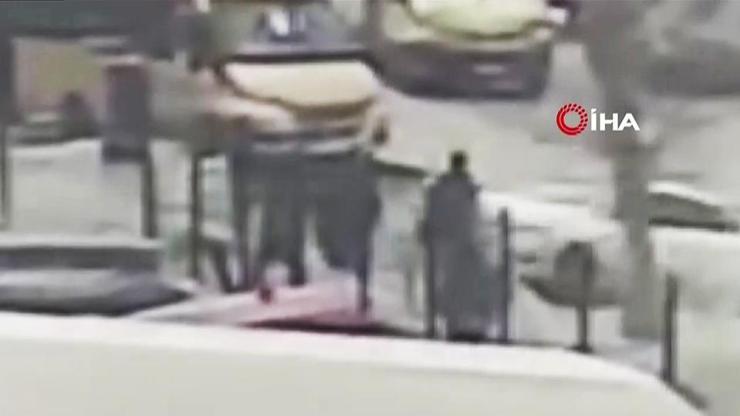 Aracıyla yayaların arasına daldı