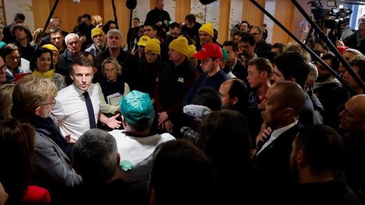 Fransız çiftçiler katıldığı tarım fuarını bastı:  Macron şaştı kaldı