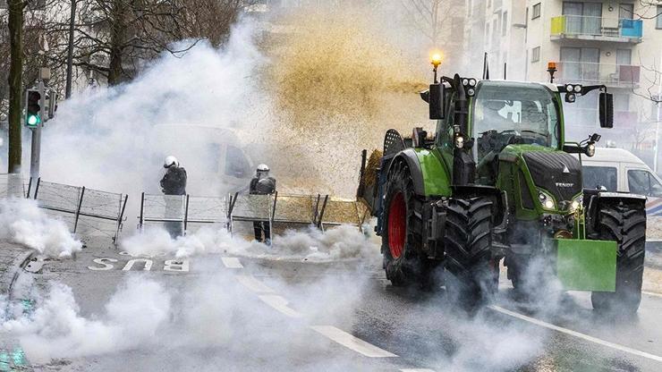 Avrupalı çiftçiler polisle çatıştı