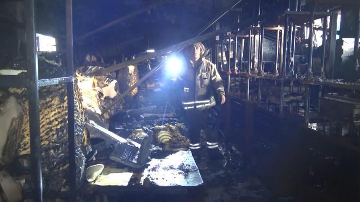 Avcılarda yanan fabrikada hasar günün aydınlanmasıyla ortaya çıktı