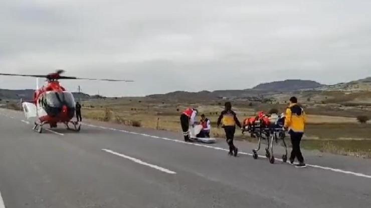 Ambulans helikopter yola inip, kazada yaralananları aldı Ambulans helikopter yola inip, kazada yaralananları aldı