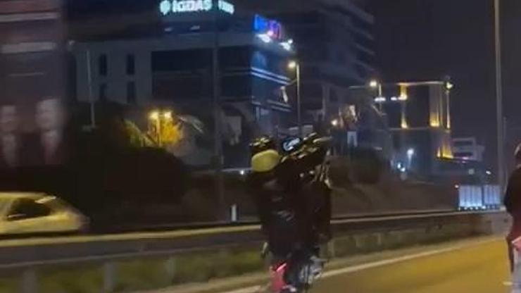 Maltepe D-100'de tek teker giden motosikletli trafiği tehlikeye attı Maltepe D-100'de tek teker giden motosikletli trafiği tehlikeye attı