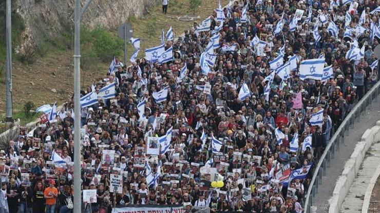 İsrailde binler Başbakanlık Konutu’na yürüdü: Onları hemen evlerine getirin