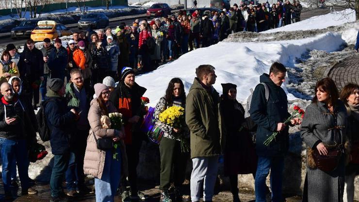 Navalninin mezarına akın ettiler: Çiçek getirenlere polis ablukası