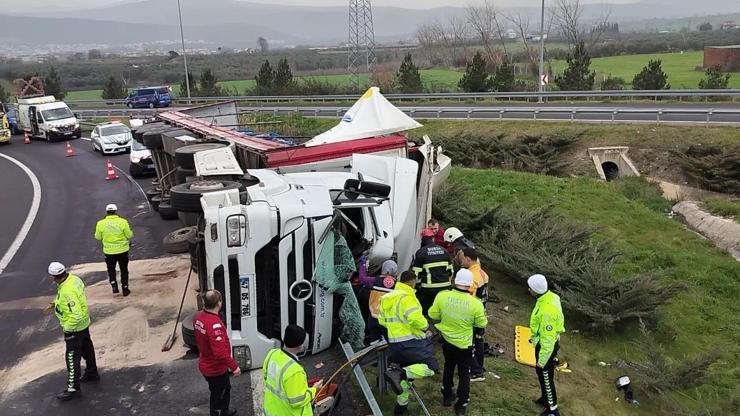 Devrilen TIR’da sıkışan sürücü yaralandı Devrilen TIR’da sıkışan sürücü yaralandı