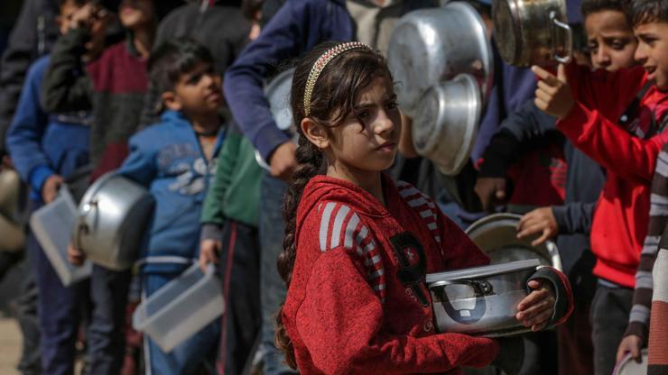 Gazzede çocuklar açlıktan ölüyor