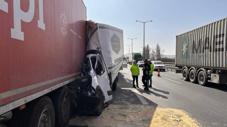 Çatalca'da TIR'a çarpan kamyonet hurdaya döndü Çatalca'da TIR'a çarpan kamyonet hurdaya döndü