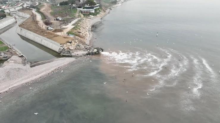 Beylikdüzü’nde mahallelerden gelen atık su denize bırakılıyor… CNN TÜRK o bölgeyi görüntüledi