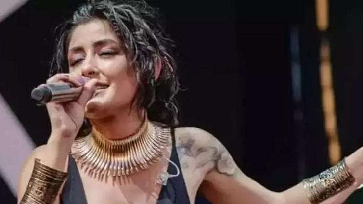 Melek Mosso sahnede yerinde durmadı Ünlü şarkıcı dansıyla sosyal medyayı salladı