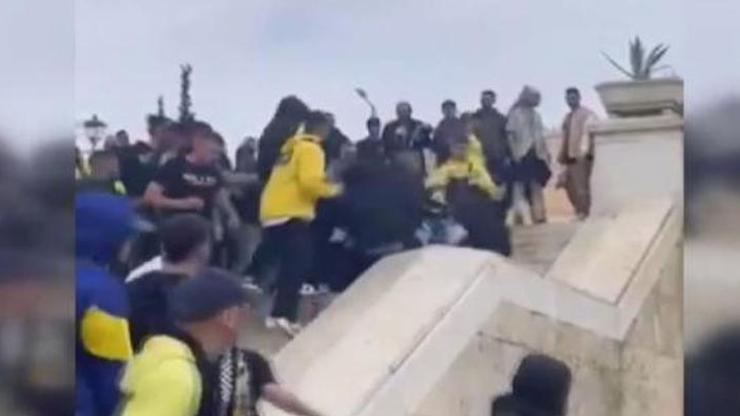 İsrailli holiganlar Atina’da Özgür Filistin diyen bir kişiyi öldüresiye dövdü