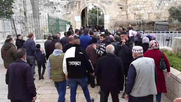 İsrail polisi Mescid-i Aksaya girmek isteyen Müslümanları darbetti