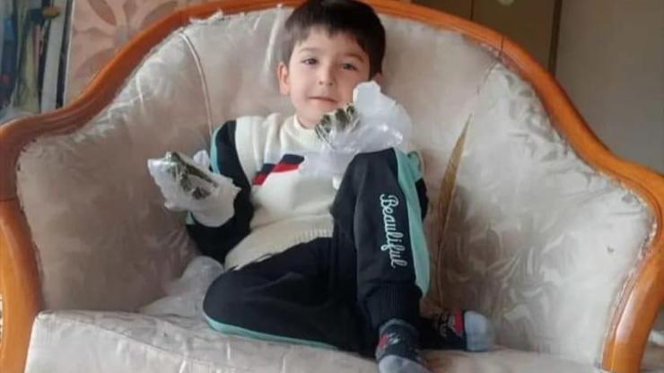 Otomobilin çarptığı 6 yaşındaki Emre öldü, annesi yaralandı Otomobilin çarptığı 6 yaşındaki Emre öldü, annesi yaralandı