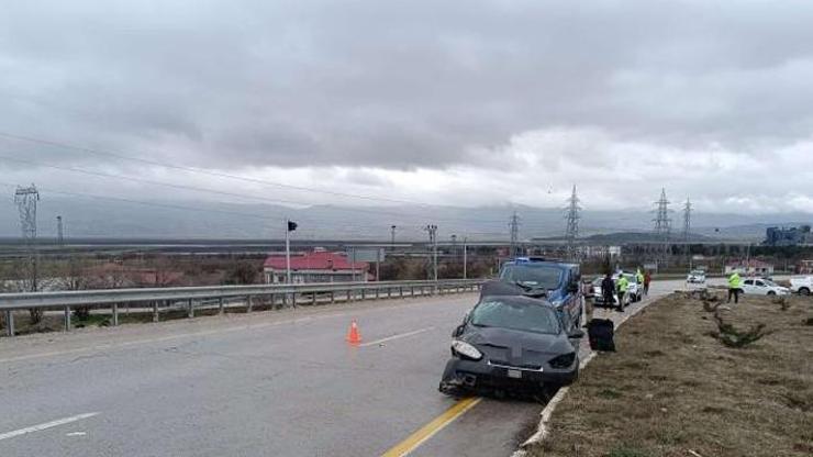 Elazığ’da otomobil refüje çarptı: 2 yaralı