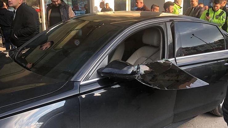 Otomobilde baygın olan kadın, aracın camı kırılarak tedaviye alındı