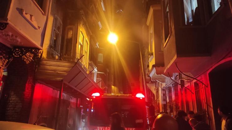 Beyoğlunda 4 katlı bina alev alev yandı