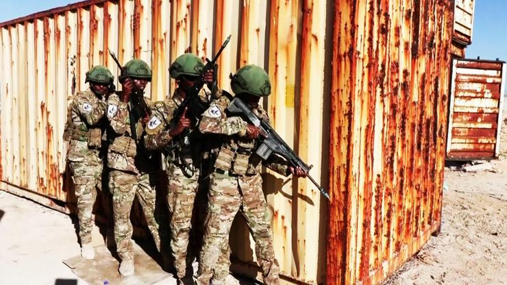 CNN TÜRK nefes kesen tatbikatı görüntüledi: Türk askerinin eğittiği Somali kuvveti