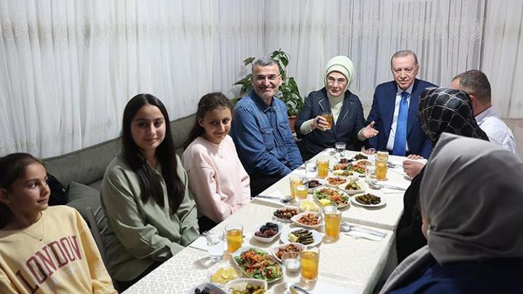 Cumhurbaşkanı Erdoğan ve eşi Emine Erdoğan, iftarda Taş ailesinin misafiri oldu