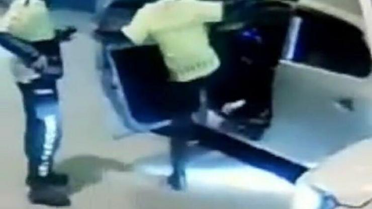 Ehliyetsiz sürücüyü tekmeleyen polise soruşturma Ehliyetsiz sürücüyü tekmeleyen polise soruşturma