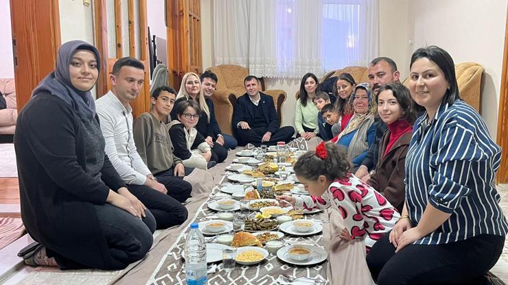 Kaymakam Altun şehit ailesiyle iftar yaptı Kaymakam Altun şehit ailesiyle iftar yaptı