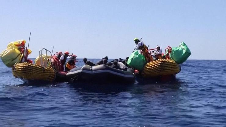 Libyadan İtalyaya giden göçmen botunda can pazarı yaşandı