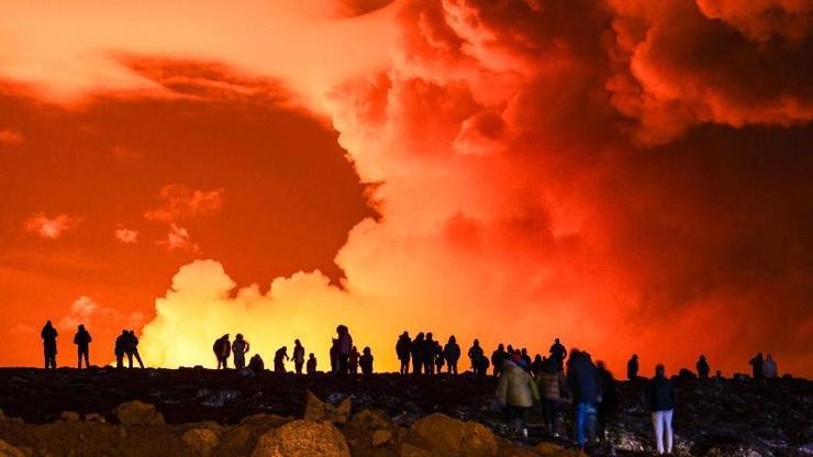 İzlanda 3 ayda 4’üncü kez alarma geçti: Yanardağ harekete geçince, bölgedekiler tahliye edildi