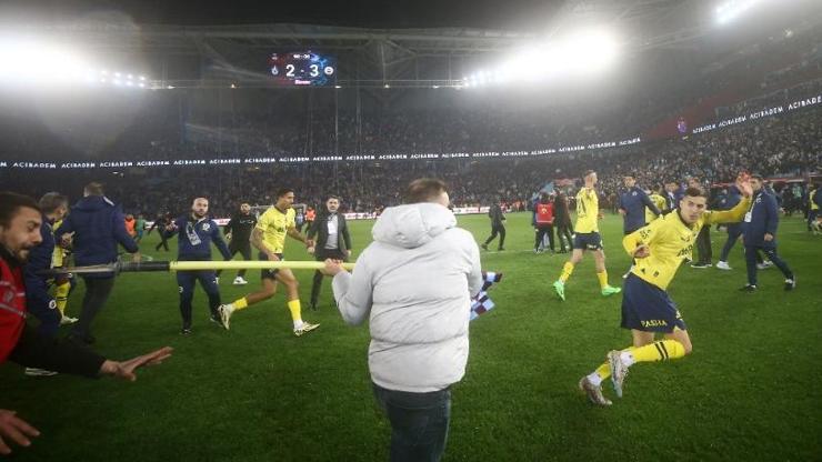 Trabzonspor-Fenerbahçe maçı bitti, sahaya taraftar girdi