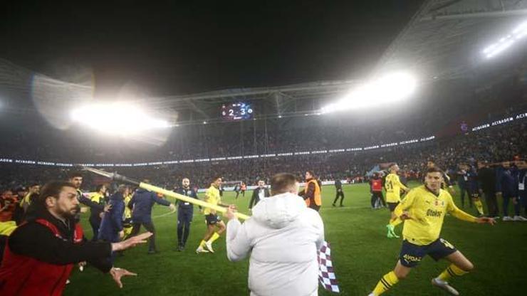 Trabzonda maç sonu saha karıştı
