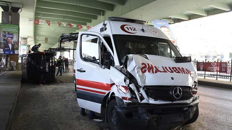 Minibüs ve ambulans çarpıştı: 3 yaralı