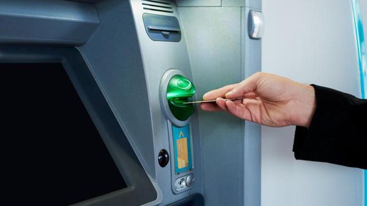 Para dağıtan bozuk ATM haberi yayılınca, bankadan milyonlarca dolar çekildi