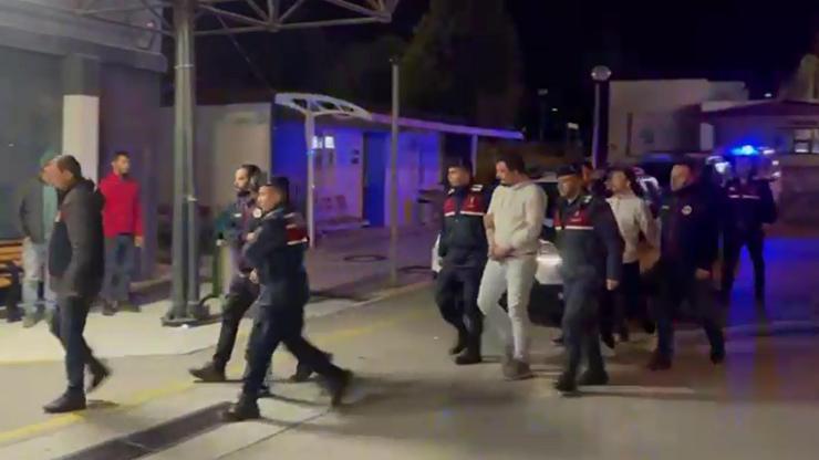 Kendilerini 'jandarma' olarak tanıtıp, 900 bin lira dolandırdılar Kendilerini 'jandarma' olarak tanıtıp, 900 bin lira dolandırdılar