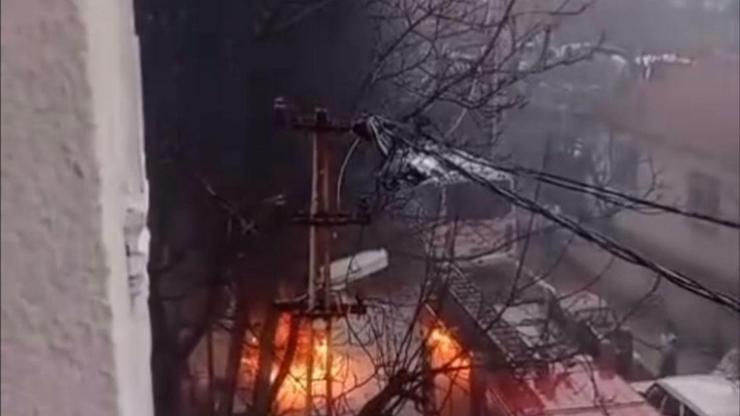 Sultanbeylide park halindeki elektrikli araç alev alev yandı