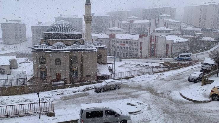 Hakkari'de 47 yerleşim yerine ulaşım sağlanamıyor Hakkari'de 47 yerleşim yerine ulaşım sağlanamıyor